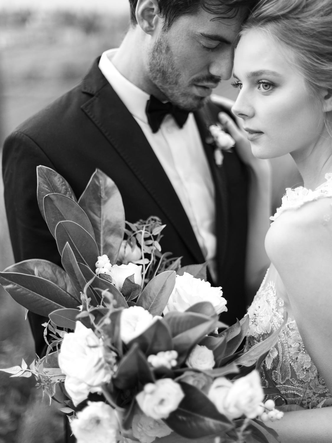 Amalfi Coast wedding photographers capturing a romantic couple