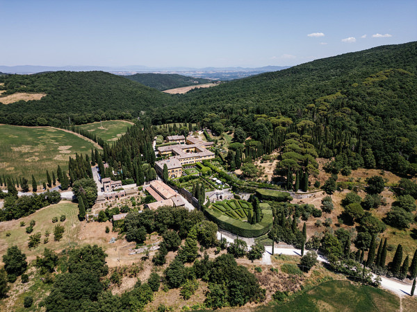 Aerial view of La Foce estate surrounded by rolling Tuscan hills during a luxury destination wedding in Tuscany