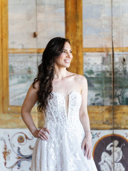 Bride portrait inside Villa Corsini, refined Jewish wedding in Florence surrounded by Tuscan elegance.