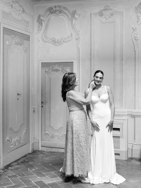 Emotional moment as mother adjusts bride’s gown before ceremony at La Foce wedding in Tuscany