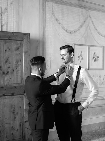 Groom preparation inside Villa Corsini’s frescoed rooms, elegant Florence wedding in Tuscany.