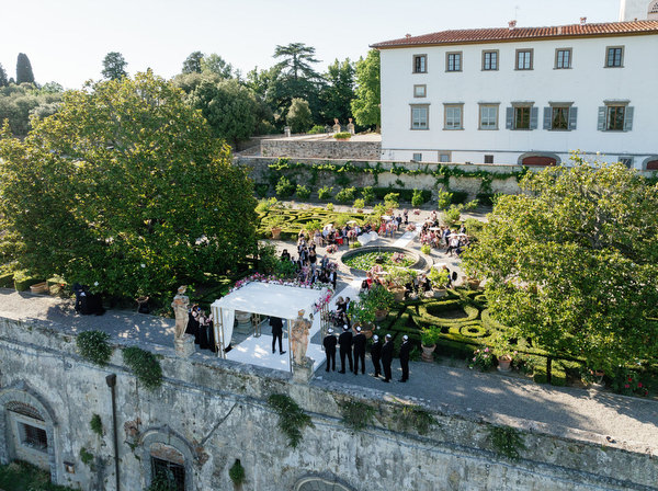 Guests arriving at Villa Corsini a Mezzomonte for luxury Jewish wedding in Florence, Tuscany.