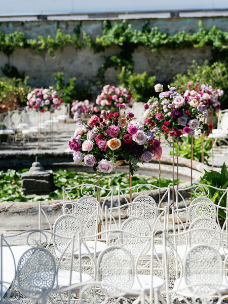 Romantic floral décor at Villa Corsini a Mezzomonte, luxury Jewish wedding in Florence, Tuscany.