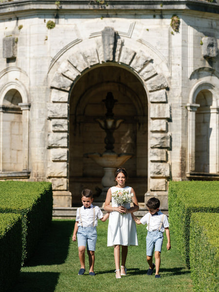 Children walking down the garden aisle at La Foce wedding ceremony in Tuscany