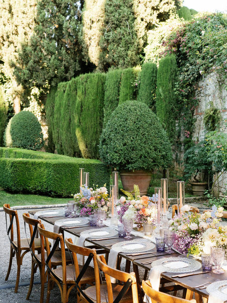Refined wedding table décor with layered textures and pastel florals in Tuscany