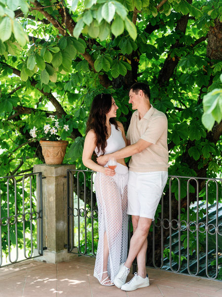 Couple portrait surrounded by Tuscan greenery