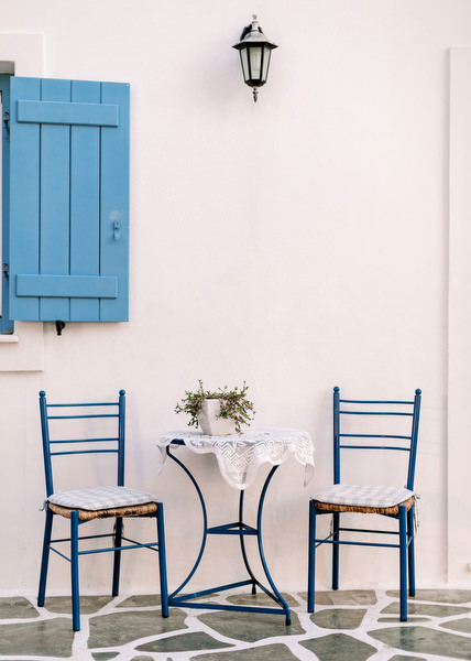 Classic Greek island café scene in Antiparos.