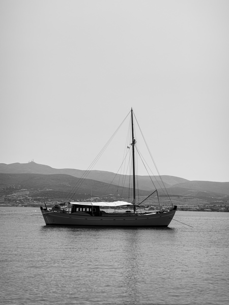 Boat sailing in the Cyclades during Antiparos pre-wedding cruise