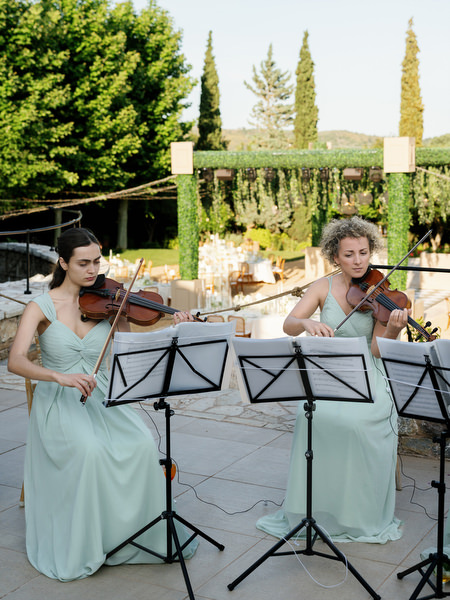 Live musicians performing during the outdoor cocktail hour at Pyrgos Petreza